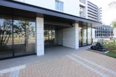 エントランスやロビーもゆったりしてるマンションです。