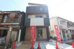 完成済みに付即入居可能です。車２台駐車可能