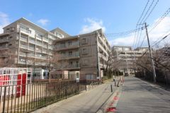 閑静な住宅地に立地してますが近隣商業施設も充実してます。