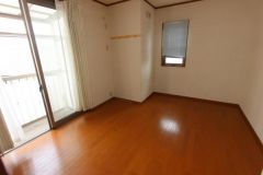 窓の多いお部屋です。