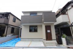 堂々完成しました。内覧可能です。間口も広く車２台駐車可能です。